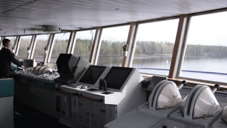 Navigationsoffizier-Fährt-Kreuzfahrtschiff-Auf-Dem-Fluss