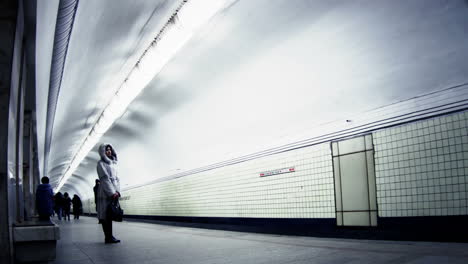 Passagiere-Auf-Der-U-Bahn-Station-Im-Zeitraffer