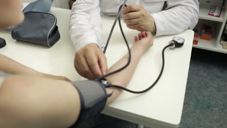 Der-Arzt-Misst-Den-Blutdruck