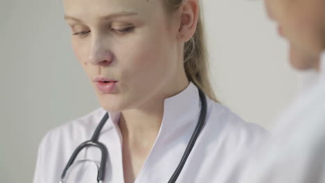 Arzt-Und-Krankenschwester-Diskutieren-Analysen