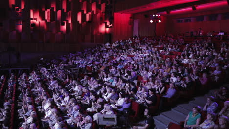 People-applaud-in-the-theater