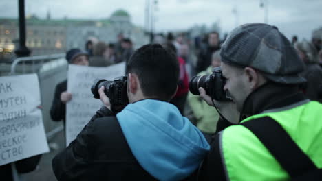 Fotografen-Fotografieren-Teilnehmer-Der-Protestkundgebung