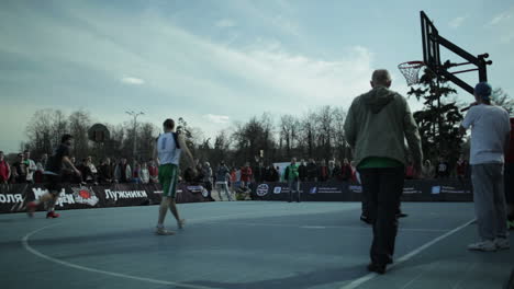 Jugendliche-Spielen-Basketball-2