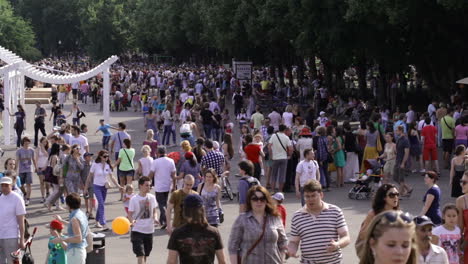 Menschen,-Die-Im-Park-Kultury-In-Moskau,-Russland,-Spazieren-Gehen