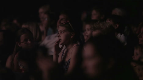 Chica-En-Cine-O-Teatro