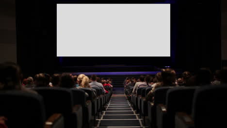 Espectadores-En-La-Variante-Del-Cine-Con-Movimiento-De-Pantalla.