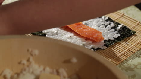 Sushi-Rollen-Mit-Lachs-Und-Philadelphia-Käse-Zubereiten