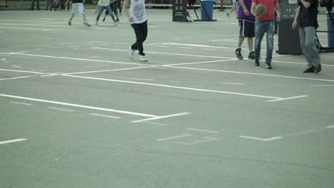 Adolescentes-Jugando-Baloncesto-En-Un-Parque-De-La-Ciudad.
