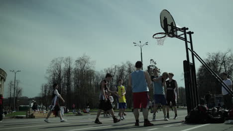 Jugendliche-Spielen-Basketball-1