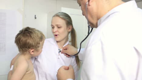 Arzt-Und-Krankenschwester-Versuchen,-Das-Kind-Zu-Beruhigen