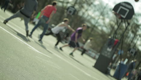 Teenager,-Die-In-Einem-Stadtpark-Basketball-Spielen,-Verschwommen