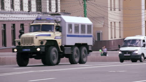 Fahrten-Mit-Polizeilastwagen-Und--autos-In-Moskau