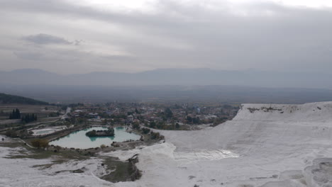 Terrazas-De-Travertino-Con-Vistas-Al-Panorama-De-La-Ciudad-Pamukkale-Turquía