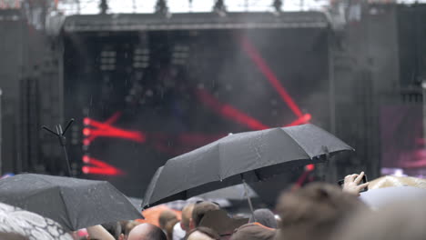 Gente-En-Concierto-Al-Aire-Libre-Bajo-La-Lluvia