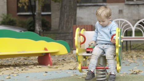 Niño-En-El-Patio-De-Recreo