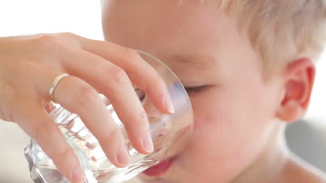Niño-Bebiendo-Un-Vaso-De-Agua-Dulce