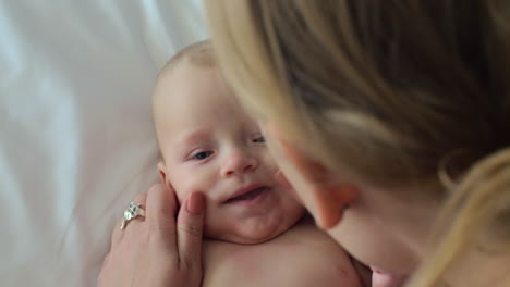 Mutter-Macht-Massage-Und-Streichelt-Babygesicht