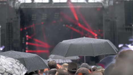 Eine-Zeitlupe-Eines-Regnerischen-Tages-Bei-Einem-Open-Air-Konzert