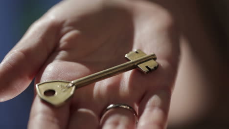 Schlüssel-In-Der-Hand-Versteckt