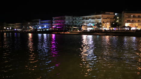 Edificios-Iluminados-Frente-Al-Mar-Por-La-Noche