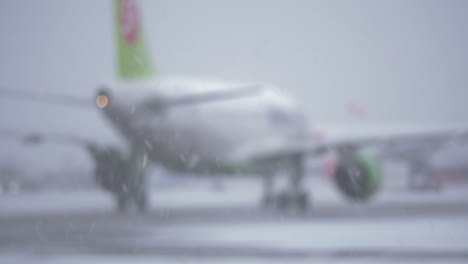 Desenfoque-De-Avión-Conduciendo-En-La-Vista-De-La-Pista-De-Aterrizaje-En-La-Nieve