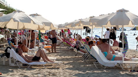 Concurrida-Playa-De-Verano-En-Un-Resort