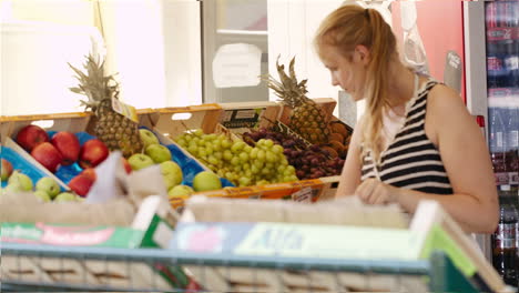 Mujer-Joven-Comprando-Fruta-Fresca