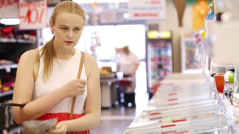 Mujer-Joven-Comprando-Productos-En-El-Supermercado