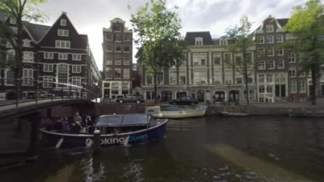 Amsterdam-Street-Con-Puente-Peatonal-Sobre-El-Canal-Países-Bajos