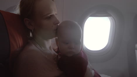 Mamá-Con-Hija-Viajando-En-Avión