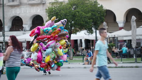 Vendedor-De-Globos-Con-Coloridos-Globos-De-Fiesta.