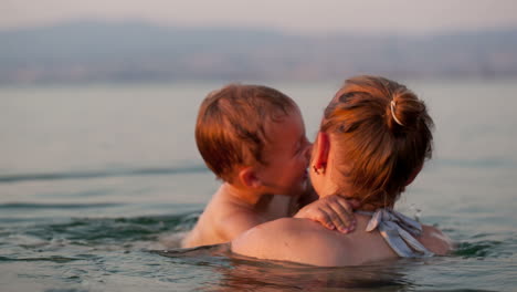 Mutter-Spielt-Mit-Ihrem-Kleinen-Sohn-Am-Strand