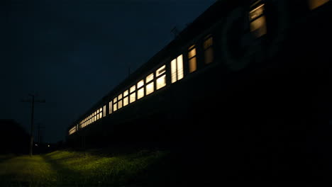 Zug-Fährt-Nachts-Schnell-Durch-Eine-Ländliche-Gegend
