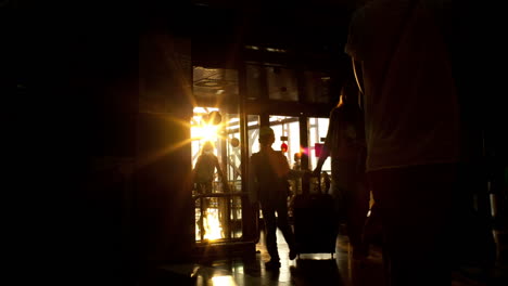 Silhouette-Von-Passagieren-Im-Flughafen-Mit-Taschen