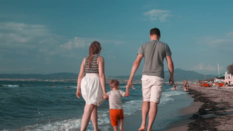 Glückliche-Familie,-Die-An-Einem-Sommertag-Am-Strand-Spaziert