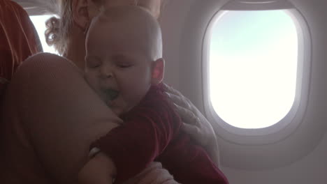 Mutter-Und-Kleine-Tochter-Reisen-Mit-Dem-Flugzeug