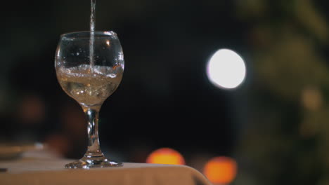 Abends-Wird-Im-Restaurant-Weißwein-Serviert