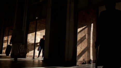 Gente-Caminando-En-La-Entrada-De-La-Estación-De-Metro