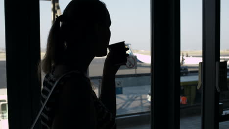 Junge-Frau-Trinkt-Kaffee-Am-Flughafen