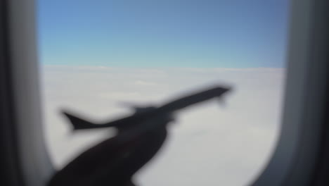 Modelo-De-Avión-Contra-Las-Nubes-Y-El-Cielo-En-Iluminador
