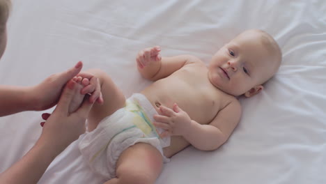 Babymädchen-Bekommt-Fußmassage