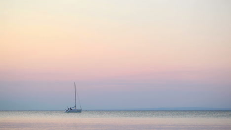Yacht-Bei-Sonnenuntergang