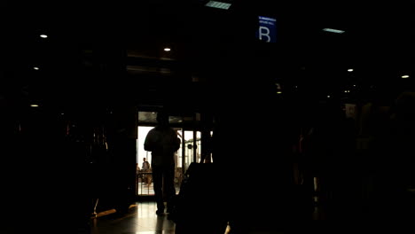 Silhouette-Von-Passagieren-Im-Flughafen-Mit-Taschen-Am-Morgen