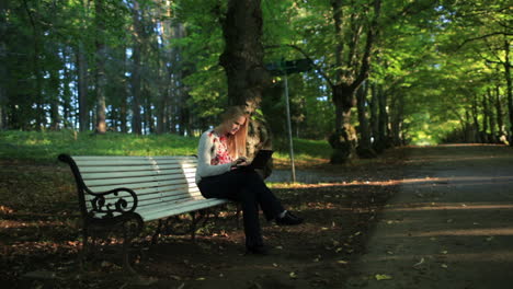 Young-woman-with-laptop-in-the-park