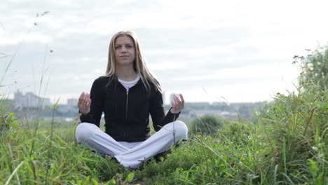 Yoga-Übungen-Im-Freien,-Meditieren