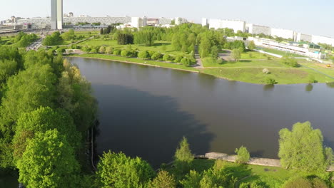 Luftaufnahme-Der-Stadt-Mit-Fluss-Und-Grünen-Parks-Moskau