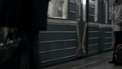 Kommender-Zug-In-Der-U-Bahn