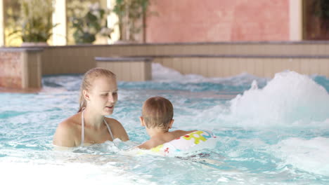 Madre-Y-Su-Hijo-En-La-Piscina