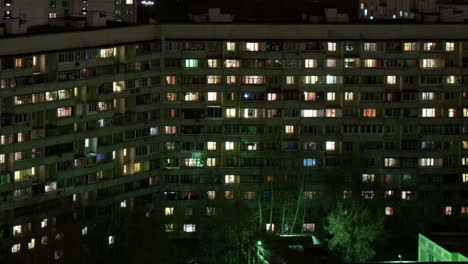 Ventanas-De-Lapso-De-Tiempo-Del-Edificio-Por-La-Noche