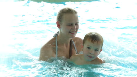 Mutter-Und-Ihr-Sohn-Im-Schwimmbad